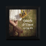 Boîte À Souvenirs Mariée, Bottes de cowboy et Mariage du ranch des t<br><div class="desc">Customisez la jolie boîte à cadeaux de Mariage Mariée, Bottes de Cowboy et Sunflowers Ranch avec le nom personnel des jeunes mariés et la cérémonie de mariage de la grange pour créer un cadeau de conservation pour la mariée ou ses épouses et la fête de la mariée. Cette belle boîte...</div>