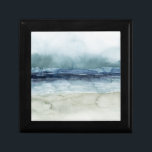 Boîte À Souvenirs Mariner's Mist - Rive<br><div class="desc">Mariner's Mist I par Grace Popp. Il présente un littoral aux teintes et aux tons bleus biscornus et un ciel brumeux.</div>