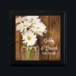 Boîte À Souvenirs Mason Jar et White Daisies Country Barn Mariage<br><div class="desc">Le Mason Jar et White Daisies Mariage campagnard boîte cadeau fait un beau cadeau de gardien pour la mariée ou ses demoiselles d'honneur et la fête de la mariée. Ce joli coffret cadeau rustique chic personnalisé comprend une photo fleurie numériquement rehaussée d'un bocal en verre rempli de fleurs de marguerite...</div>
