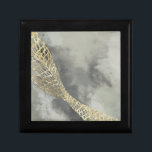 Boîte À Souvenirs Matrice cloud<br><div class="desc">Cloud Matrix II par Jennifer Goldberger. Dispose d'une forme dorée, en forme de maillage, contre un arrière - plan gris de type nuage contrasté.</div>