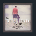 Boîte À Souvenirs Meilleur papa Jamais Père`Jour Père Photo complète<br><div class="desc">Best Papa Ever Père`s Day Père Boîte cadeau photo complète. Le design a une typographie moderne en noir et blanc et recouvre la photo complète. Ajoutez vos noms et votre photo. Grand cadeau pour un père ou un grand-père pour la fête des pères,  l'anniversaire ou Noël.</div>