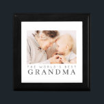 Boîte À Souvenirs Meilleure grand-mère au monde Photo simple moderne<br><div class="desc">Le design est composé d'une typographie ludique et ludique avec des polices sans serif et serif. Ajoutez une photo personnalisée de grand-mère,  grand-mère,  mee-maw,  lola ou nana.</div>