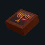 Boîte À Souvenirs Menorah de Moshe<br><div class="desc">Dans la Torah Moshe Rabbenu est dit : "Vous ferez une Menorah d'or pur, battu, la Menorah sera faite, sa base, sa branche, ses gobelets, ses boutons, et ses fleurs seront martelées de lui, " [Mot 25:31] et plus tard, "Voir, et construire, selon leur forme que vous êtes montré sur...</div>