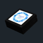 Boîte À Souvenirs Merci bleu pansies wreath boîte cadeau<br><div class="desc">Jolie aquarelle couronne bleu fleurie art merci garde boîte cadeau. Parfait pour présenter un cadeau spécial supplémentaire à une servante, des filles de fleurs ou pour une autre occasion spéciale. Boîte cadeau peut être customisé avec votre propre nom actuellement lit Merci Emily. Image originale de Sarah Trett www.sarahtrett.com pour www.mylittleeden.com...</div>