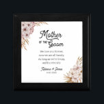 Boîte À Souvenirs Mère de la salle Boîte cadeau Message personnalisé<br><div class="desc">Un cadeau mariage Mother of the Groom qui présente un design floral boho et un design de calligraphie moderne. Personnalisez le message, les noms et la date à l'aide de l'option de personnalisation. Vous cherchez quelque chose de plus personnalisé ? Veuillez me contacter pour une commande personnalisée. ****Pour les demandes...</div>