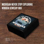 Boîte À Souvenirs Michigan N'Arrête Jamais D'Explorer La Boîte À Bij<br><div class="desc">Gardez vos précieuses pâtisseries et vos bijoux dans cette boîte à bijoux en bois magnifiquement fabriquée avec un design époustouflant qui célèbre l'esprit de l'aventure du Michigan. Le couvercle présente une représentation artistique des monts Porcupine et un slogan de motivation, "Emmenez le long chemin jusqu'à la maison - N'arrêtez jamais...</div>