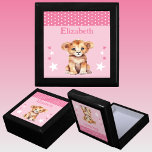Boîte À Souvenirs Mignonette lion étoiles ajouter nom rose gardien<br><div class="desc">Garder boîte cadeau pour les enfants. Personnalisez avec un nom. Doté d'un lion mignon,  de pois et d'étoiles aux couleurs rose et blanc.</div>