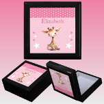 Boîte À Souvenirs Mignonne girafe étoiles ajouter nom gardien rose<br><div class="desc">Garder boîte cadeau pour les enfants. Personnalisez avec un nom. Doté d'une jolie girafe,  de pois et d'étoiles aux couleurs rose et blanc.</div>