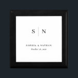 Boîte À Souvenirs Minimal et chic | Monogramme Mariage<br><div class="desc">Cette élégante boîte cadeau de douche mariage moderne ou nuptiale dispose d'un design de texte simple en noir et blanc qui respire le style minimaliste. Ajoutez vos initiales ou votre monogramme pour en faire votre propre.</div>