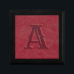 Boîte À Souvenirs Monogramme de texture en cuir rouge rustique<br><div class="desc">Cette boîte cadeau rustique personnalisée est dotée d'un arrière - plan texturé en cuir faux rouge avec une initiale monogrammée que vous pouvez personnaliser. Conçu par un artiste de renommée mondiale ©Tim Coffey.</div>