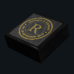 Boîte À Souvenirs Monogramme d'or Anniversaire du Mariage de cuir no<br><div class="desc">Créez votre propre monogramme élégant et unique en utilisant ce logo personnalisé avec une typographie dorée rétro sur un arrière - plan d'image en cuir noir vintage. Remplacez l'exemple de texte par votre famille, votre nom, votre date de mariage ou tout autre texte pour un cadeau personnalisé. Fait un merveilleux...</div>