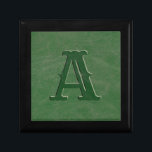 Boîte À Souvenirs Monogramme en cuir vert rustique<br><div class="desc">Cette boîte cadeau rustique personnalisée est dotée d'un arrière - plan texturé en cuir faux vert avec une initiale monogrammée que vous pouvez personnaliser. Conçu par un artiste de renommée mondiale ©Tim Coffey.</div>