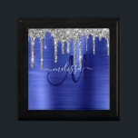 Boîte À Souvenirs Monogramme en métal brosse à Parties scintillant à<br><div class="desc">Ajoutez une touche de parties scintillant et de glamour à votre cadeau avec cette élégante boîte cadeau personnalisée. Ce modèle design chic est doté d'un monogramme de script bleu marine moderne avec un nom en gris sur un arrière - plan de texture métallique brossée bleu cobalt avec une bordure supérieure...</div>