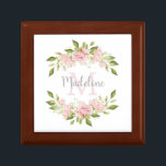 Boîte À Souvenirs Monogramme et nom assez roses des roses |<br><div class="desc">Pulvérisateurs de caractéristiques de cette les beaux boîte-cadeau de l'aquarelle rougissent les roses roses avec le feuille vert,  et votre monogramme et nom au centre sur un arrière - plan blanc.</div>