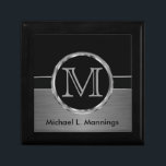 Boîte À Souvenirs Monogramme exécutif | Acier noir et pinceau<br><div class="desc">Gardez la boîte cadeau pour vous prêt à personnaliser. REMARQUE : SEULEMENT CHANGER LES ZONES MODÈLES NÉCESSAIRES! 😀 Si nécessaire, vous pouvez supprimer le texte et commencer à ajouter le texte et la police que vous voulez. 📌 Si vous avez besoin d'une personnalisation plus poussée, cliquez sur le bouton "Cliquez...</div>
