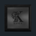 Boîte À Souvenirs Monogramme K de luxe sur gris foncé<br><div class="desc">Design monochromatique à la lettre de luxe K - en noir sur un arrière - plan gris foncé. Toutes les lettres sont disponibles sur demande.</div>