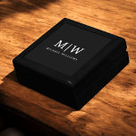 Boîte À Souvenirs Monogramme moderne minimaliste noir et blanc<br><div class="desc">Découvrez notre collection minimaliste moderne de monogrammes noirs et blancs : Faites preuve de simplicité et de sophistication grâce à nos designs minimalistes, conçus pour élever votre style sans effort. Réalisée avec un oeil attentif pour l'esthétique moderne, cette collection présente des motifs noirs et blancs épurés accentués par des monogrammes...</div>