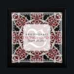 Boîte À Souvenirs Monogramme Red Star Diamonds Mariage boîte d'anniv<br><div class="desc">Design inspiré de l'Inde médiévale et du Moyen-Orient dans des couleurs énergisantes de rouge profond et noir avec des parures blanches et beaucoup de diamants décoratifs dans ce motif exotique. Forte et élégante coutume mariage, anniversaire ou fiançailles présent. Personnalisez avec des noms, date d'anniversaire et monogramme ou numéros - fait...</div>