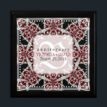 Boîte À Souvenirs Monogramme Red Star Diamonds Mariage boîte d'anniv<br><div class="desc">Design inspiré de l'Inde médiévale et du Moyen-Orient dans des couleurs énergisantes de rouge profond et noir avec des parures blanches et beaucoup de diamants décoratifs dans ce motif exotique. Forte et élégante coutume mariage, anniversaire ou fiançailles présent. Personnalisez avec des noms, date d'anniversaire et monogramme ou numéros - fait...</div>