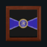 Boîte À Souvenirs Monogramme royal bleu élégant<br><div class="desc">Une bande géométrique bleue royale et or avec un élégant médaillon monogramme fait une belle boîte de conservation. Ajoutez le monogramme désiré à la place de l'échantillon présenté dans le modèle de design pour un cadeau vraiment spécial adapté aux anniversaires,  Noël,  retraites,  anniversaires,  mariages et plus encore.</div>