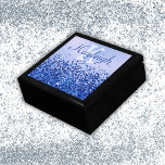 Boîte À Souvenirs Monogramme simple en métal brossé bleu et Parties<br><div class="desc">Gardez vos trésors dans un style élégant grâce à cette boîte à bijoux en bois (boîte cadeau), conçue pour les femmes qui apprécient une touche d'élégance. L'arrière - plan en métal brossé bleu associé à des accents de parties scintillant crée un contraste étonnant, rendant cette boîte à la fois fonctionnelle...</div>