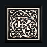 Boîte À Souvenirs Monogramme vintage R Art Nouveau<br><div class="desc">Art nouveau Letters - Monograms From the Arts & Crafts Movement Cette lettre R est un joli monogramme robuste R créé en 1901, et publié dans un ensemble de livres. Le monogramme R est entouré d'un magnifique motif de vigne dessiné à la main, très dans le style des motifs Art...</div>