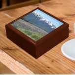 Boîte À Souvenirs Montagnes et prairies du parc national olympique<br><div class="desc">Magasinez des bijoux,  des bijoux et autres petits commerces dans cette boîte cadeau en bois avec carreaux en céramique avec une photo pittoresque du magnifique paysage de montagne du Parc National Olympique et des prés fleurs sauvages. Sélectionnez la taille et la couleur de votre boîte cadeau.</div>