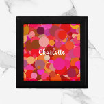 Boîte À Souvenirs Motif circulaire rouge et rose rétro<br><div class="desc">Magnifique rose et rouge abstrait cercle confetti arrière - plan. Coloré et audacieux. Personnalisez avec votre nom de destinataire. Faites une déclaration !</div>