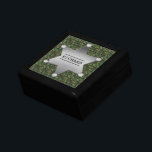 Boîte À Souvenirs Motif du camouflage vert Insigne du nom du shérif<br><div class="desc">Ce design motif de camo personnalisable a un badge de shérif métallique avec espace pour vous d'ajouter votre nom. Le camouflage est dans les tons vert et marron. C'est un design génial pour une personne dans l'armée, un vétéran, une femme ou un homme dans l'application de la loi, un chasseur...</div>