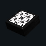 Boîte À Souvenirs Motif géométrique personnalisé noir blanc<br><div class="desc">Un élégant quatrefoil géométrique moderne noir et blanc motif laqué bijoux ou boîte en bois de conservation avec un couvercle en céramique moderne design. Ajoutez vos initiales.</div>