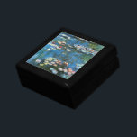 Boîte À Souvenirs Nénuphars de Claude Monet, Impressionnisme Vintage<br><div class="desc">Nénuphar (1914) de Claude Monet est une peinture de nature impressionniste vintage. Une des nombreuses variations de peintures florales de nénuphars que Monet peint par l'étang dans son jardin fleuri à Giverny, France. À propos de l'artiste : Claude Monet (1840-1926) est un fondateur du mouvement de peinture impressionniste française, dont...</div>