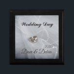 Boîte À Souvenirs Newlyweds Wedding Day Cadeau Box<br><div class="desc">Boîte cadeau de mariage pour jeunes mariés. Il présente l'argent et bronze mariage anneaux photo en tant qu'arrière - plan. Ce design élégant peut également être personnalisé avec les noms du couple chanceux et l'année du mariage.</div>