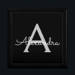Boîte À Souvenirs Noir Argent moderne Script Girl Monogramme Nom<br><div class="desc">Noir et Argent Simple Script Monogramme Nom Bijoux Garde Boîte. Cela fait le cadeau parfait de remise de diplômes,  anniversaire,  mariage,  douche nuptiale,  anniversaire,  baby shower ou bachelorette pour quelqu'un qui aime le luxe glam et les styles chic.</div>