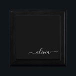 Boîte À Souvenirs Noir Blanc Moderne Minimaliste Élégant Monogramme<br><div class="desc">Découvrez notre collection minimaliste moderne de monogrammes noirs et blancs : Faites preuve de simplicité et de sophistication grâce à nos designs minimalistes, conçus pour élever votre style sans effort. Réalisée avec un oeil attentif pour l'esthétique moderne, cette collection présente des motifs noirs et blancs épurés accentués par des monogrammes...</div>