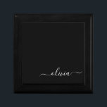 Boîte À Souvenirs Noir Blanc Moderne Minimaliste Élégant Monogramme<br><div class="desc">Découvrez notre collection minimaliste moderne de monogrammes noirs et blancs : Faites preuve de simplicité et de sophistication grâce à nos designs minimalistes, conçus pour élever votre style sans effort. Réalisée avec un oeil attentif pour l'esthétique moderne, cette collection présente des motifs noirs et blancs épurés accentués par des monogrammes...</div>