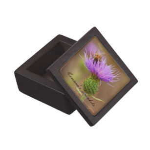 Boîte À Souvenirs Occupé Bee sur la photo de chardon violet