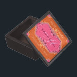 Boîte À Souvenirs Orange   Dentelle Rose Design Monogramme Box Keïsa<br><div class="desc">Boîte cadeau de conservation personnalisable aimantée couvercle en orange frais et rose doux en dentelle damas design. Personnalisez le monogramme avec l'initiale et le nom - ou changez-le en n'importe quel texte et mise en page que vous voulez. Fait un merveilleux cadeau - remplissez la boîte de bijoux, potpourri, pièces...</div>