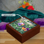 Boîte À Souvenirs Pansies colorées dans un jardin de campagne d'été<br><div class="desc">Boîte cadeau, avec une photo captivante de panneaux colorés fleurissant dans un jardin d'été baisé par le soleil. Ce don n'est pas seulement un cadeau ordinaire; c'est un chef-d'oeuvre visuel qui transportera vos proches dans une retraite champêtre, évoquant des sentiments de romantisme, de sérénité et de charme rustique. Avec sa...</div>