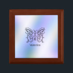 Boîte À Souvenirs Papillon bleu violet Holographique Nom du monogram<br><div class="desc">Un élégant papillon noir ouvert à l'encre sur un arrière - plan holographique bleu violet. Votre nom est écrit ci-dessous dans une police ludique.</div>