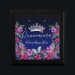 Boîte À Souvenirs Papillon de fleurs Quinceanera<br><div class="desc">Belles étoiles faux brillantes sur la bordure supérieure. Design élégant et tendance avec typographie de script sophistiquée. Tout le texte est ajustable et facile à changer pour vos besoins de partie. Grand design élégant Quinceañera. Disponible en différentes couleurs. Belle tiara princesse avec arrangement floral. Papillon bleu avec au fond la...</div>