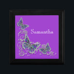 Boîte À Souvenirs Papillon élégant de nom pourpre de filles<br><div class="desc">Une conception des papillons de FAUX avec des ailes aux nuances des lapis, un bleu d'aqua, une lavande, un lilas et un mauve élégants, chics et élégants sont placés contre un remous argenté de fleur. CUSTOMISEZ-LE - changez les mots ; la couleur d'arrière - plan et se sentent libre pour...</div>