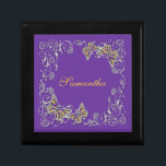 Boîte À Souvenirs Papillon élégant de nom pourpre de filles<br><div class="desc">Les papillons élégants, chics et élégants de FAUX aux nuances de mauve, de lilas, la lavande, les lapis et le "jaune de moutarde" ont un remous argenté de flourish les entourer. IDÉAL POUR - n'importe quelle occasion comme mots peut être customisée, cependant, ils sont parfaits comme "faveur de mariage" ou...</div>