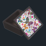 Boîte À Souvenirs Papillons et fleurs colorés rétro Motif<br><div class="desc">Cool coloré papillons rétro et fleurs motif Design est disponible sur d'autres produits et peut être demandé sur n'importe quel produit offert par Zazzle.</div>