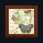 Boîte À Souvenirs Papillons sur Partition avec Design Floral<br><div class="desc">Un design floral vert et de la partition font arrière - plan à un trio de papillons dans cette pièce de Vision Studio. Le mot français papillon est également emblaqué au fond de la pièce. Si vous aimez les papillons, la nature, ou tout comme vous entourer de beauté, c'est l'impression...</div>