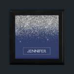 Boîte À Souvenirs Parties scintillant bleue Silver Navy Girl Monogra<br><div class="desc">Parties scintillant à étincelle bleu marine et argent Monogramme Nom Boîte à étincelle à bijoux. Cela fait le cadeau parfait de remise de diplômes,  anniversaire,  mariage,  douche nuptiale,  anniversaire,  baby shower ou bachelorette pour quelqu'un qui aime le luxe glam et les styles chic.</div>