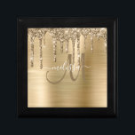 Boîte À Souvenirs Parties scintillant de goutte d'or broyée Monogram<br><div class="desc">Ajoutez une touche de parties scintillant et de glamour à votre cadeau avec cette élégante boîte cadeau personnalisée. Ce modèle design chic dispose d'un grand monogramme de script bronzé et votre nom en blanc pour personnaliser sur un arrière - plan de texture métallique brossée or accentué par une bordure de...</div>