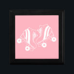 Boîte À Souvenirs Patins à rouleaux minimalistes Patins à rouleaux r<br><div class="desc">Dessin minimaliste de patins à rouleaux blancs. Illustration en blanc de deux quads roller skate. Patinage à rouleaux esthétique simple,  patinage à rouleaux illustration moderne. Patins à roulettes blancs et roses illustration design,  cadeau pour un patineur à roulettes. Roller patins esthétique rose.</div>