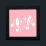 Boîte À Souvenirs Patins à rouleaux minimalistes Patins à rouleaux r<br><div class="desc">Dessin minimaliste de patins à rouleaux blancs. Illustration en blanc de deux quads roller skate. Patinage à rouleaux esthétique simple,  patinage à rouleaux illustration moderne. Patins à roulettes blancs et roses illustration design,  cadeau pour un patineur à roulettes. Roller patins esthétique rose.</div>