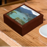 Boîte À Souvenirs Paysage du parc national de North Cascades<br><div class="desc">Magasinez des bijoux, des bijoux et d'autres petits commerces dans cette boîte cadeau en bois avec carreaux en céramique avec une photo pittoresque du lac Diablo vert émeraude, situé dans le parc national North Cascades, Washington. Sélectionnez la taille et la couleur de votre boîte cadeau. Un souvenir de voyage exceptionnel...</div>
