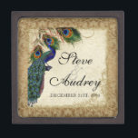 Boîte À Souvenirs Peacock & Feathers Vintage Gold Look Damask Swirl<br><div class="desc">PALETTE DE COULEUR : or métallique, tan, crème bleu royal, vert et rouille. DESIGN : Cette collection de mariages d'inspiration vintage antique possède un ensemble complet de produits et peut être créée dans plusieurs coloris. Si vous souhaitez qu'il corresponde à votre mariage, faites-le nous savoir par e-mail et nous serons...</div>